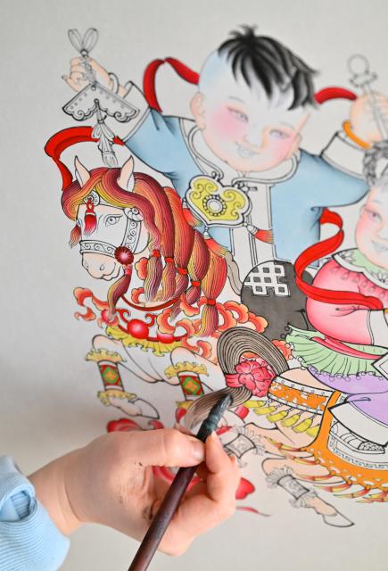 (260205) -- TIANJIN, Feb. 5, 2026 (Xinhua) -- A painter draws a horse-themed Chinese New Year painting at Tianjin Yangliuqing Fine Arts Press in Tianjin, north China, Feb. 4, 2026. In celebration of the upcoming Year of the Horse, Tianjin Yangliuqing Fine Arts Press released a series of horse-themed New Year paintings, integrating traditional New Year painting skills with modern design. (Xinhua/Sun Fanyue)