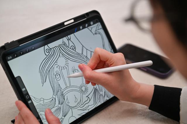 (260205) -- TIANJIN, Feb. 5, 2026 (Xinhua) -- Wang Yan, an inheritor of Yangliuqing New Year paintings, draws the manuscript of a horse-themed New Year painting at Tianjin Yangliuqing Fine Arts Press in Tianjin, north China, Feb. 4, 2026. In celebration of the upcoming Year of the Horse, Tianjin Yangliuqing Fine Arts Press released a series of horse-themed New Year paintings, integrating traditional New Year painting skills with modern design. (Xinhua/Sun Fanyue)