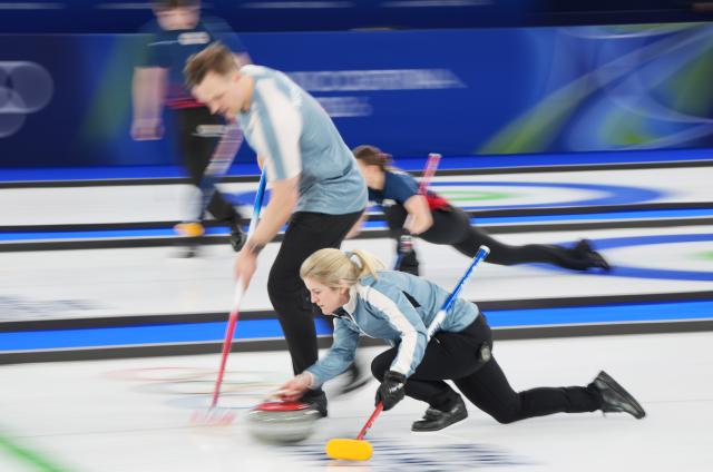(260205) -- CORTINA D'AMPEZZO, Feb. 5, 2026 (Xinhua) -- Magnus Nedregotten and Kristin Skaslien (R) of Norway compete during the curling mixed doubles round robin session 2 match between Norway and the United States of the 2026 Milan-Cortina Winter Olympics in Cortina D'Ampezzo, Italy, Feb. 5, 2026. (Xinhua/Li Gang)