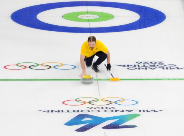 (260205) -- CORTINA D'AMPEZZO, Feb. 5, 2026 (Xinhua) -- Rasmus Wranaa of Sweden competes during the curling mixed doubles round robin session 2 match between the Czech Republic and Sweden of the 2026 Milan-Cortina Winter Olympics in Cortina D'Ampezzo, Italy, Feb. 5, 2026. (Xinhua/Li Gang)