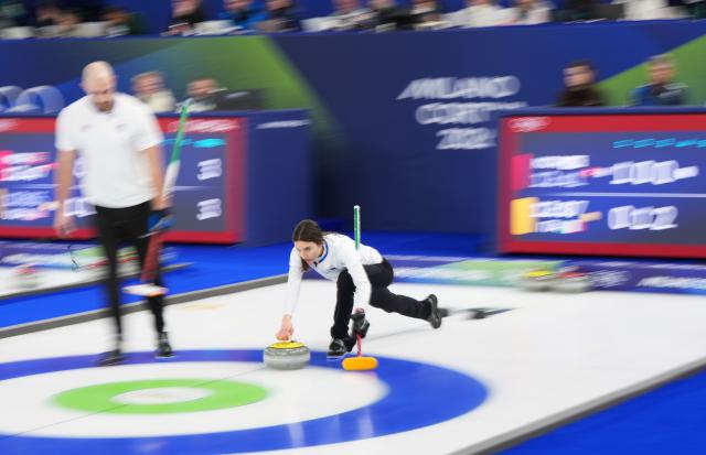 (260205) -- CORTINA D'AMPEZZO, Feb. 5, 2026 (Xinhua) -- Italy's Stefania Constantini (R) and Amos Mosaner compete during the curling mixed doubles round robin session 2 between Italy and South Korea of the 2026 Milan-Cortina Winter Olympics in Cortina D'Ampezzo, Italy, Feb. 5, 2026. (Xinhua/Li Gang)