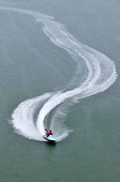 (260205) -- BEIHAI, Feb. 5, 2026 (Xinhua) -- An aerial drone photo taken on Feb. 5, 2026 shows tourists enjoying water activities in the sea near Beihai City, south China's Guangxi Zhuang Autonomous Region. (Xinhua/Lu Boan)