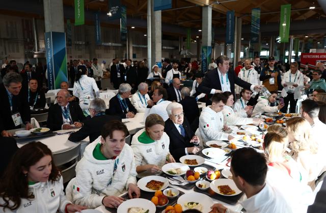 (260205) -- MILAN, Feb. 5, 2026 (Xinhua) -- Italian President Sergio Mattarella eats with Italian athletes during his visit to the Olympic Village ahead of the 2026 Milan-Cortina Winter Olympics in Milan, Italy, Feb. 5, 2026. (Yara Nardi/Pool via Xinhua)