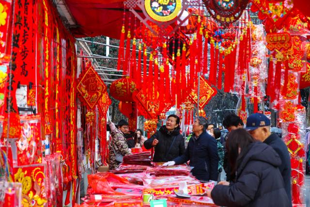 (260205) -- BEIJING, Feb. 5, 2026 (Xinhua) -- People shop for Chinese New Year goods at a street market in Guangshan County of Xinyang City, central China's Henan Province, Feb. 5, 2026. Fairs and events are held across the country, where people shop for goods in preparation for the upcoming Spring Festival, or the Chinese New Year. (Photo by Xie Wanbo/Xinhua)