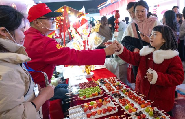 (260205) -- WUHAN, Feb. 5, 2026 (Xinhua) -- Consumers shop at an event themed on the "Hubei New Spring International Consumption Season" in Wuhan, central China's Hubei Province, Feb. 5, 2026. The "Hubei New Spring International Consumption Season" kicked off here on Thursday, attempting to create diverse consumption scenarios for the upcoming Spring Festival. (Xinhua/Xiao Yijiu)