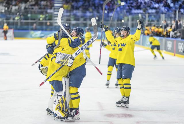 (260205) -- MILAN, Feb. 5, 2026 (Xinhua) -- Players of Sweden celebrate after winning the ice hockey women's preliminary round group B match between Sweden and Germany of the 2026 Milan-Cortina Winter Olympics in Milan, Italy, Feb. 5, 2026. (Xinhua/Sun Fei)