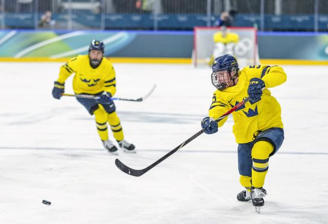 (260205) -- MILAN, Feb. 5, 2026 (Xinhua) -- Jenna Raunio (R) of Sweden shoots during the ice hockey women's preliminary round group B match between Sweden and Germany of the 2026 Milan-Cortina Winter Olympics in Milan, Italy, Feb. 5, 2026. (Xinhua/Sun Fei)