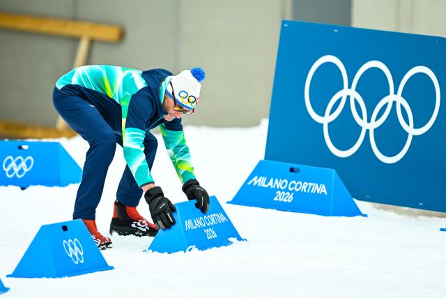 (260205) -- ANTAISAIERWA, Feb. 5, 2026 (Xinhua) -- A staff member works at the Anterselva Biathlon Arena in Anterselva, Italy, Feb. 5, 2026. The biathlon competition of the Milan-Cortina 2026 Olympic Winter Games will be held at the venue. (Xinhua/Jiang Han)