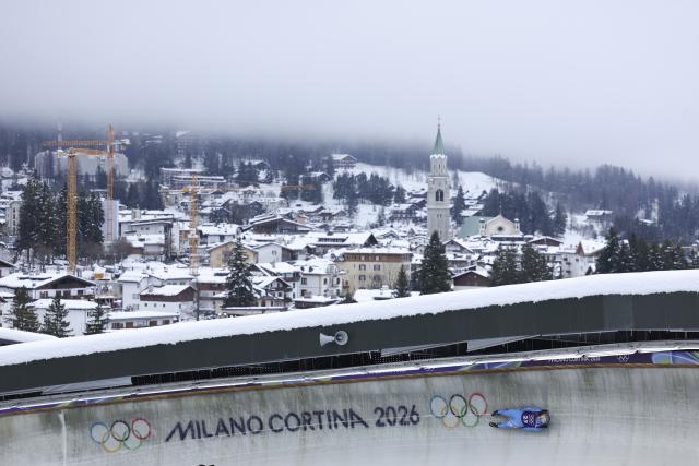 (260205) -- CORTINA D'AMPEZZO, Feb. 5, 2026 (Xinhua) -- Leon Felderer of Italy attends a Luge men's singles official training session ahead of the Milan-Cortina 2026 Olympic Winter Games, in Cortina D'Ampezzo, Italy, Feb. 5, 2026. (Xinhua/Ding Xu)