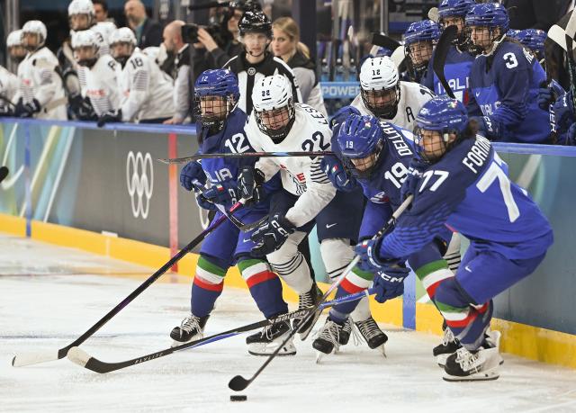(260205) -- MILAN, Feb. 5, 2026 (Xinhua) -- Players vie during the ice hockey women's preliminary round group B match between Italy and France of the Milan-Cortina 2026 Olympic Winter Games in Milan, Italy, Feb. 5, 2026. (Xinhua/Zhang Haofu)