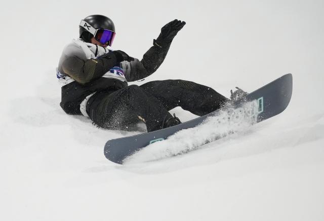 (260205) -- LIVIGNO, Feb. 5, 2026 (Xinhua) -- Ge Chunyu of China competes during the Snowboard Men's Big Air qualification of the Milan-Cortina 2026 Olympic Winter Games in Livigno, Italy, Feb. 5, 2026. (Xinhua/Wu Huiwo)