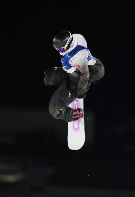 (260205) -- LIVIGNO, Feb. 5, 2026 (Xinhua) -- Ge Chunyu of China competes during the Snowboard Men's Big Air qualification of the Milan-Cortina 2026 Olympic Winter Games in Livigno, Italy, Feb. 5, 2026. (Xinhua/Xia Yifang)