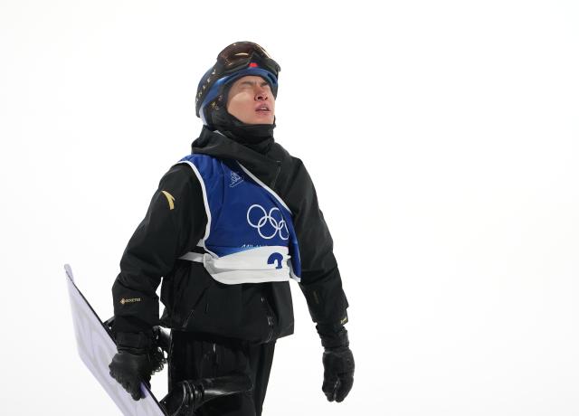 (260205) -- LIVIGNO, Feb. 5, 2026 (Xinhua) -- Su Yiming of China celebrates during the Snowboard Men's Big Air qualification of the Milan-Cortina 2026 Olympic Winter Games in Livigno, Italy, Feb. 5, 2026. (Xinhua/Wu Huiwo)