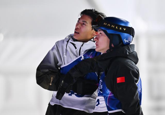 (260205) -- LIVIGNO, Feb. 5, 2026 (Xinhua) -- Su Yiming (R) and Ge Chunyu of China react during the Snowboard Men's Big Air qualification of the Milan-Cortina 2026 Olympic Winter Games in Livigno, Italy, Feb. 5, 2026. (Xinhua/Zhang Hongxiang)