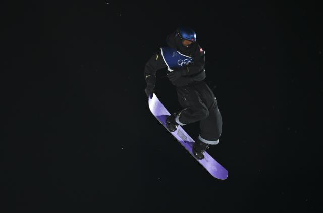 (260205) -- LIVIGNO, Feb. 5, 2026 (Xinhua) -- Su Yiming of China competes during the Snowboard Men's Big Air qualification of the Milan-Cortina 2026 Olympic Winter Games in Livigno, Italy, Feb. 5, 2026. (Xinhua/Zhang Hongxiang)