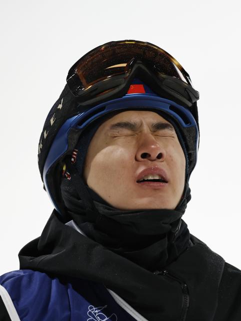 (260205) -- LIVIGNO, Feb. 5, 2026 (Xinhua) -- Su Yiming of China celebrates during the Snowboard Men's Big Air qualification of the Milan-Cortina 2026 Olympic Winter Games in Livigno, Italy, Feb. 5, 2026. (Xinhua/Wang Peng)