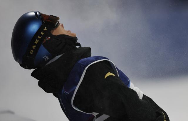 (260205) -- LIVIGNO, Feb. 5, 2026 (Xinhua) -- Su Yiming of China celebrates during the Snowboard Men's Big Air qualification of the Milan-Cortina 2026 Olympic Winter Games in Livigno, Italy, Feb. 5, 2026. (Xinhua/Wang Peng)