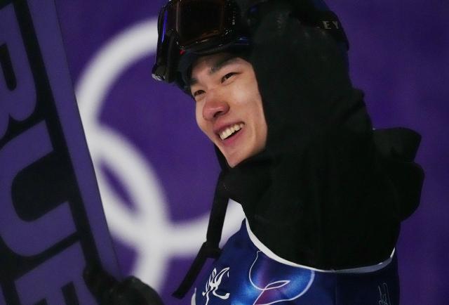(260205) -- LIVIGNO, Feb. 5, 2026 (Xinhua) -- Su Yiming of China celebrates during the Snowboard Men's Big Air qualification of the Milan-Cortina 2026 Olympic Winter Games in Livigno, Italy, Feb. 5, 2026. (Xinhua/Wu Huiwo)