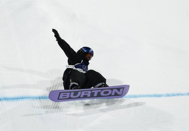 (260205) -- LIVIGNO, Feb. 5, 2026 (Xinhua) -- Su Yiming of China competes during the Snowboard Men's Big Air qualification of the Milan-Cortina 2026 Olympic Winter Games in Livigno, Italy, Feb. 5, 2026. (Xinhua/Wang Peng)