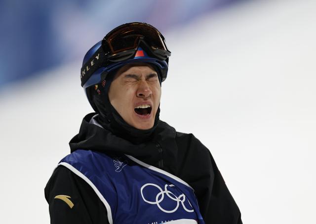 (260205) -- LIVIGNO, Feb. 5, 2026 (Xinhua) -- Su Yiming of China celebrates during the Snowboard Men's Big Air qualification of the Milan-Cortina 2026 Olympic Winter Games in Livigno, Italy, Feb. 5, 2026. (Xinhua/Wang Peng)