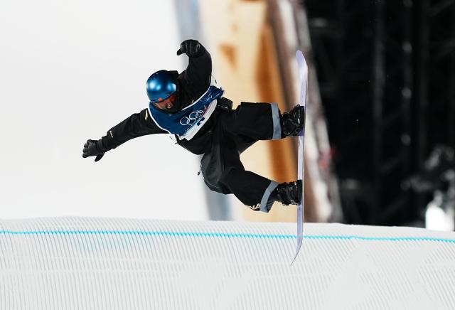 (260205) -- LIVIGNO, Feb. 5, 2026 (Xinhua) -- Su Yiming of China competes during the Snowboard Men's Big Air qualification of the Milan-Cortina 2026 Olympic Winter Games in Livigno, Italy, Feb. 5, 2026. (Xinhua/Hu Chao)