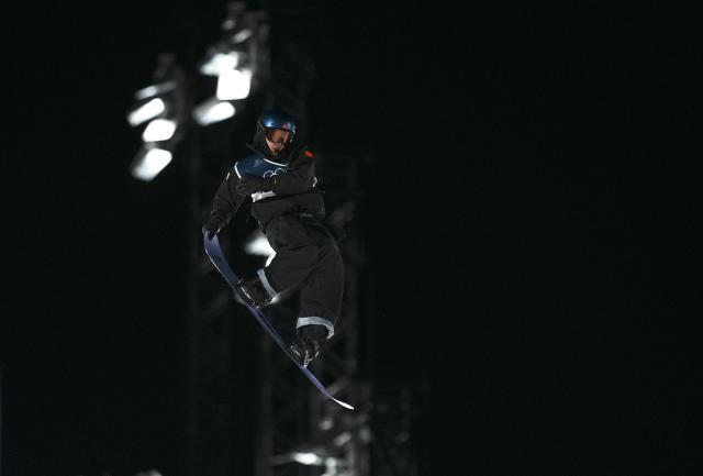 (260205) -- LIVIGNO, Feb. 5, 2026 (Xinhua) -- Su Yiming of China competes during the Snowboard Men's Big Air qualification of the Milan-Cortina 2026 Olympic Winter Games in Livigno, Italy, Feb. 5, 2026. (Xinhua/Hu Chao)