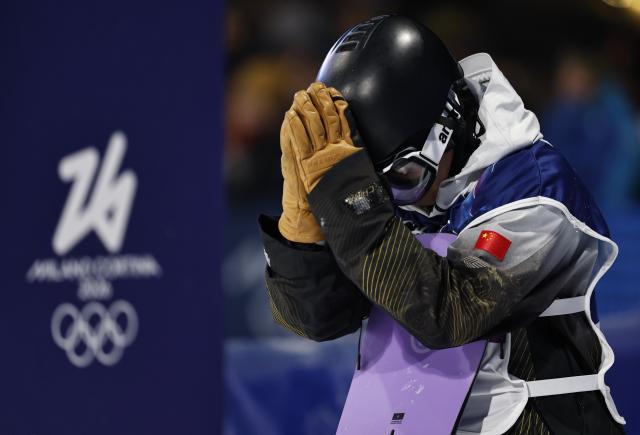 (260205) -- LIVIGNO, Feb. 5, 2026 (Xinhua) -- Yang Wenlong of China reacts during the Snowboard Men's Big Air qualification of the Milan-Cortina 2026 Olympic Winter Games in Livigno, Italy, Feb. 5, 2026. (Xinhua/Wang Peng)