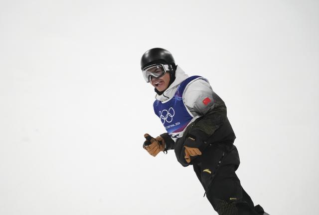 (260205) -- LIVIGNO, Feb. 5, 2026 (Xinhua) -- Yang Wenlong of China reacts during the Snowboard Men's Big Air qualification of the Milan-Cortina 2026 Olympic Winter Games in Livigno, Italy, Feb. 5, 2026. (Xinhua/Wu Huiwo)