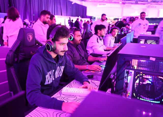 (260205) -- HAWALLI GOVERNORATE, Feb. 5, 2026 (Xinhua) -- People play games during a gaming festival in Hawalli Governorate, Kuwait, Feb. 5, 2026. The BASE Gaming Festival kicked off here on Thursday. (Photo by Asad/Xinhua)