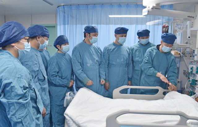 (260206) -- XI'AN, Feb. 6, 2026 (Xinhua) -- A medical team checks the condition of a patient after surgery at Xijing Hospital of the Air Force Medical University in Xi'an, northwest China's Shaanxi Province, Feb. 3, 2026.
  TO GO WITH "Chinese breakthrough in extracorporeal cross-circulation technique using pig liver extends transplant window for patients" (Xinhua)