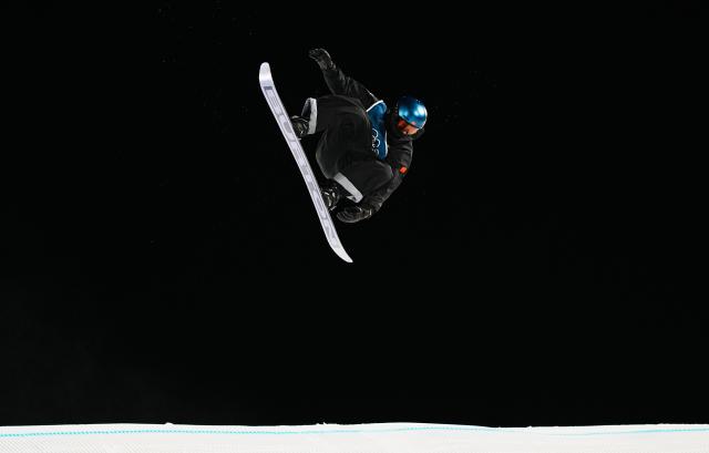 (260206) -- BEIJING, Feb. 6, 2026 (Xinhua) -- Su Yiming of China competes during the Snowboard Men's Big Air qualification of the Milan-Cortina 2026 Olympic Winter Games in Livigno, Italy, Feb. 5, 2026. (Xinhua/Hu Chao)