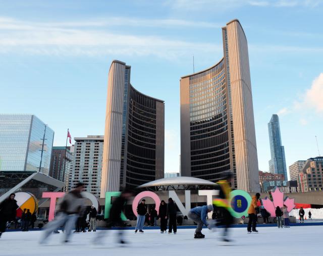 (260206) -- BEIJING, Feb. 6, 2026 (Xinhua) -- People skate on an outdoor ice rink outside the City Hall in Toronto, Ontario, Canada, Feb. 4, 2026. (Photo by Yang Shu/Xinhua)
