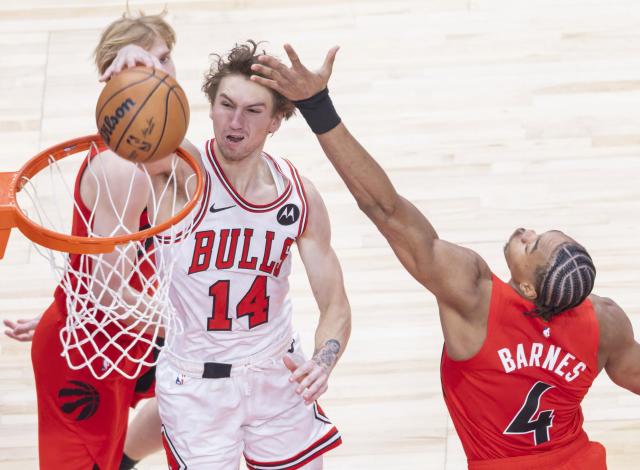 (260206) -- TORONTO, Feb. 6, 2026 (Xinhua) -- Matas Buzelis (C) of Chicago Bulls dunks during the 2025-2026 NBA regular season game between Toronto Raptors and Chicago Bulls in Toronto, Canada, on Feb. 5, 2026. (Photo by Zou Zheng/Xinhua)