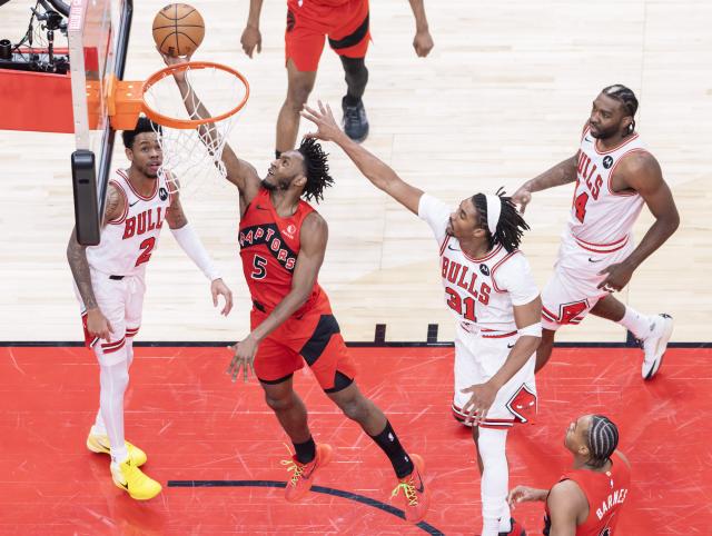 (260206) -- TORONTO, Feb. 6, 2026 (Xinhua) -- Immanuel Quickley (2nd L) of Toronto Raptors goes for a layup during the 2025-2026 NBA regular season game between Toronto Raptors and Chicago Bulls in Toronto, Canada, on Feb. 5, 2026. (Photo by Zou Zheng/Xinhua)