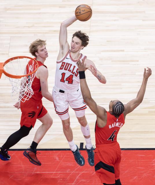 (260206) -- TORONTO, Feb. 6, 2026 (Xinhua) -- Matas Buzelis (C) of Chicago Bulls dunks during the 2025-2026 NBA regular season game between Toronto Raptors and Chicago Bulls in Toronto, Canada, on Feb. 5, 2026. (Photo by Zou Zheng/Xinhua)