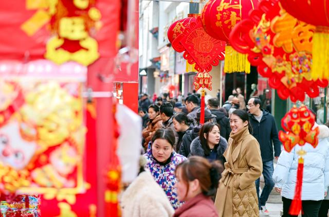 (260206) -- BEIJING, Feb. 6, 2026 (Xinhua) -- People select new year goods at a market in Lanzhou City, northwest China's Gansu Province, Feb. 5, 2026. With the Spring Festival drawing near, various festive events are held across the country to celebrate the Chinese New Year. (Photo by Hou Chonghui/Xinhua)