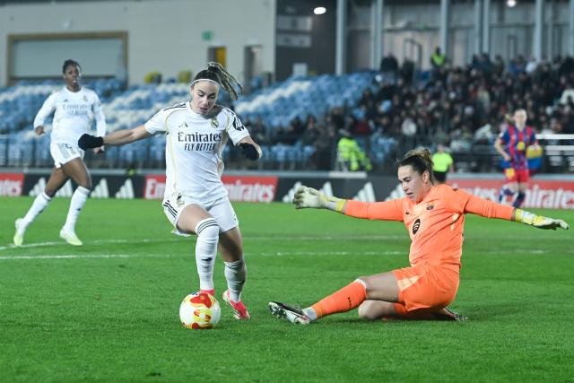 (260206) -- MADRID, Feb. 6, 2026 (Xinhua) -- Athenea del Castillo (L) of Real Madrid vies with Cata Coll of Barcelona during the Copa de la Reina match between Real Madrid and FC Barcelona in Madrid, Spain, on Feb. 5, 2026. (Photo by Gustavo Valiente/Xinhua)