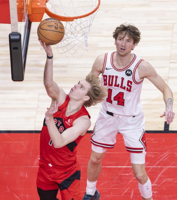 (260206) -- TORONTO, Feb. 6, 2026 (Xinhua) -- Gradey Dick (L) of Toronto Raptors goes for a layup during the 2025-2026 NBA regular season game between Toronto Raptors and Chicago Bulls in Toronto, Canada, on Feb. 5, 2026. (Photo by Zou Zheng/Xinhua)