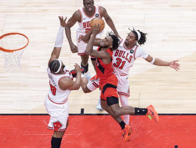 (260206) -- TORONTO, Feb. 6, 2026 (Xinhua) -- Immanuel Quickley (2nd R) of Toronto Raptors goes for a layup during the 2025-2026 NBA regular season game between Toronto Raptors and Chicago Bulls in Toronto, Canada, on Feb. 5, 2026. (Photo by Zou Zheng/Xinhua)