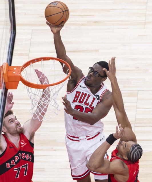 (260206) -- TORONTO, Feb. 6, 2026 (Xinhua) -- Jalen Smith (C) of Chicago Bulls goes for a layup during the 2025-2026 NBA regular season game between Toronto Raptors and Chicago Bulls in Toronto, Canada, on Feb. 5, 2026. (Photo by Zou Zheng/Xinhua)