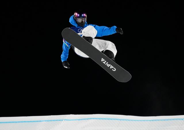 (260206) -- LIVIGNO, Feb. 6, 2026 (Xinhua) -- Ian Matteoli of Italy competes during the Snowboard Men's Big Air qualification of the Milan-Cortina 2026 Olympic Winter Games in Livigno, Italy, Feb. 5, 2026. (Xinhua/Wu Huiwo)