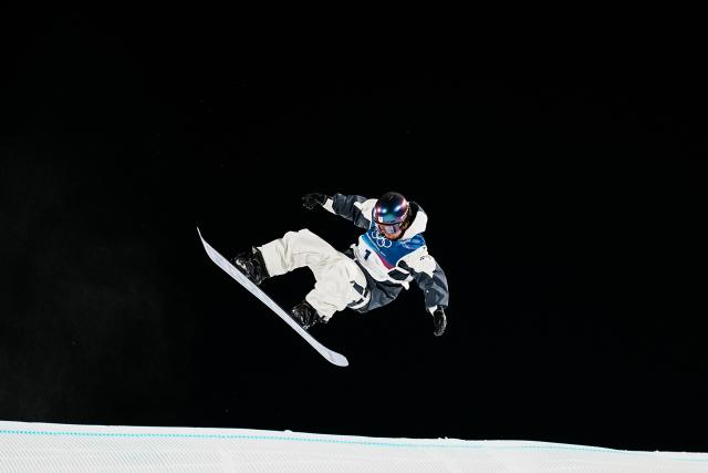 (260206) -- LIVIGNO, Feb. 6, 2026 (Xinhua) -- Hasegawa Taiga of Japan competes during the Snowboard Men's Big Air qualification of the Milan-Cortina 2026 Olympic Winter Games in Livigno, Italy, Feb. 5, 2026. (Xinhua/Hu Chao)