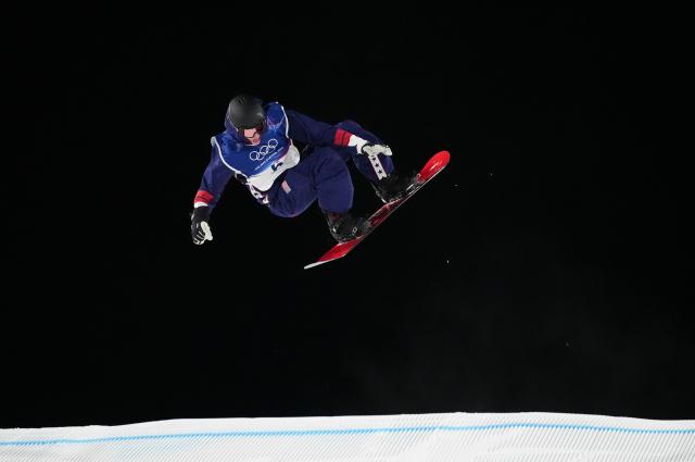 (260206) -- LIVIGNO, Feb. 6, 2026 (Xinhua) -- Oliver Martin of the United States competes during the Snowboard Men's Big Air qualification of the Milan-Cortina 2026 Olympic Winter Games in Livigno, Italy, Feb. 5, 2026. (Xinhua/Wu Huiwo)
