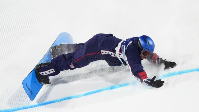 (260206) -- LIVIGNO, Feb. 6, 2026 (Xinhua) -- Jake Canter of the United States falls during the Snowboard Men's Big Air qualification of the Milan-Cortina 2026 Olympic Winter Games in Livigno, Italy, Feb. 5, 2026. (Xinhua/Wu Huiwo)