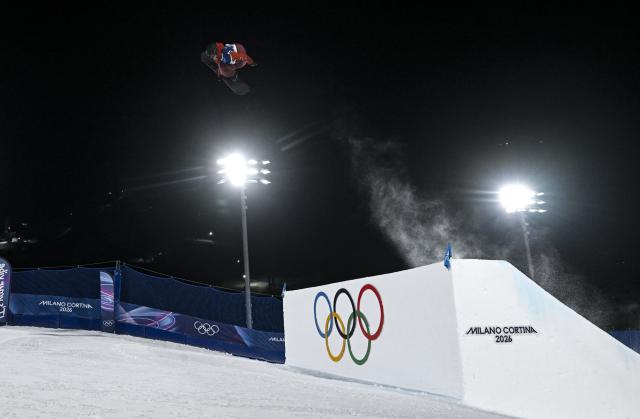 (260206) -- LIVIGNO, Feb. 6, 2026 (Xinhua) -- Eli Bouchard of Canada competes during the Snowboard Men's Big Air qualification of the Milan-Cortina 2026 Olympic Winter Games in Livigno, Italy, Feb. 5, 2026. (Xinhua/Xia Yifang)