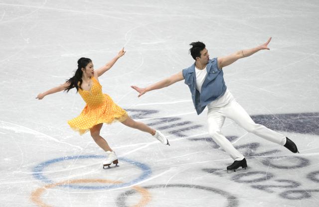 (260206) -- MILAN, Feb. 6, 2026 (Xinhua) -- Wang Shiyue (L)/Liu Xinyu of China perform during the figure skating team event ice dance rhythm dance of the Milan-Cortina 2026 Olympic Winter Games in Milan, Italy, Feb. 6, 2026. (Xinhua/Xue Yuge)