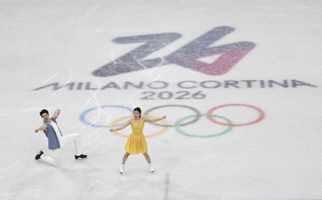 (260206) -- MILAN, Feb. 6, 2026 (Xinhua) -- Wang Shiyue (R)/Liu Xinyu of China perform during the figure skating team event ice dance rhythm dance of the Milan-Cortina 2026 Olympic Winter Games in Milan, Italy, Feb. 6, 2026. (Xinhua/Chen Yichen)