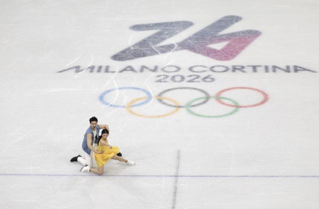 (260206) -- MILAN, Feb. 6, 2026 (Xinhua) -- Wang Shiyue (R)/Liu Xinyu of China perform during the figure skating team event ice dance rhythm dance of the Milan-Cortina 2026 Olympic Winter Games in Milan, Italy, Feb. 6, 2026. (Xinhua/Chen Yichen)