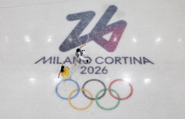 (260206) -- MILAN, Feb. 6, 2026 (Xinhua) -- Wang Shiyue (L)/Liu Xinyu of China perform during the figure skating team event ice dance rhythm dance of the Milan-Cortina 2026 Olympic Winter Games in Milan, Italy, Feb. 6, 2026. (Xinhua/Li Ming)