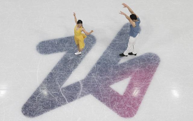 (260206) -- MILAN, Feb. 6, 2026 (Xinhua) -- Wang Shiyue (L)/Liu Xinyu of China perform during the figure skating team event ice dance rhythm dance of the Milan-Cortina 2026 Olympic Winter Games in Milan, Italy, Feb. 6, 2026. (Xinhua/Li Ming)